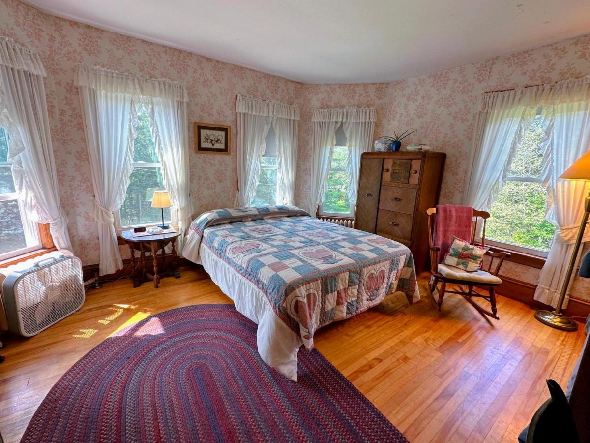 Private 2 Bedrooms And 1 Bathroom In Grand Victorian Home In The Heart Of The Whiite Mountains! Great Host Whitefield Bagian luar foto